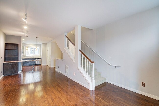 Building Photo - 2Bd/2.5Ba Seattle Townhouse