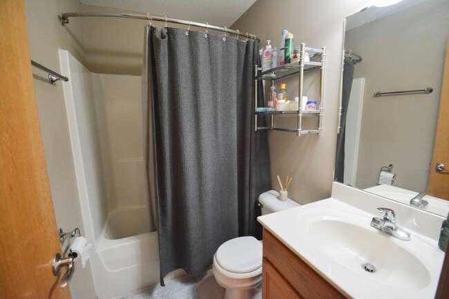 Building Photo - Incredible views from this end-unit townhome!