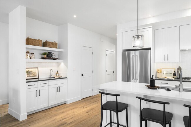 Building Photo - Brand New Luxury Duplex-Top of the line finishes & walking distance to The Village.