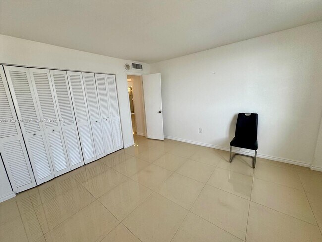 Building Photo - 1833 S Ocean Dr