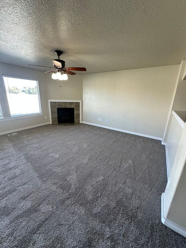 Building Photo - New Carpet! Super Meridian Location!!! Man...