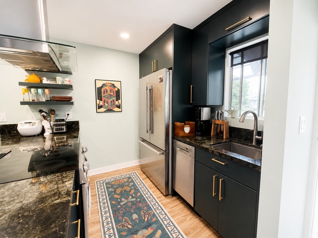Building Photo - Furnished Pet Friendly 2/2 Central Location
