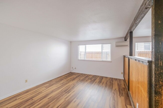 Building Photo - Beautiful 4 Bed, 2 Bath Townhouse with Lots of Closet Space and Laundry In Unit!