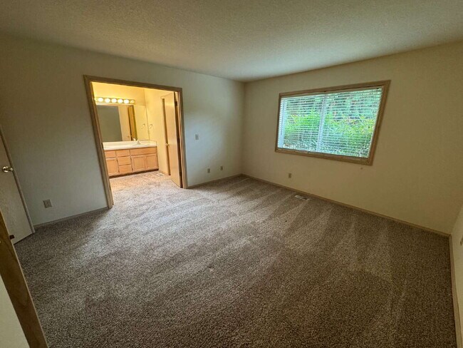 Building Photo - *Half-Off Third Months Rent* Spacious Single-level Home in Newer Milwaukie Neighborhood