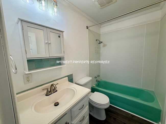 Building Photo - Charming 1 Bedroom Duplex