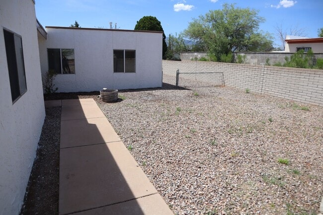 Building Photo - NEW A/C, Freshly Painted Inside and Outsid...