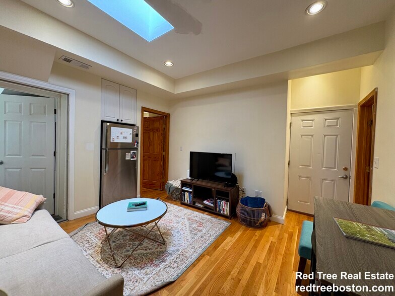 Building Photo - 1803 Beacon St