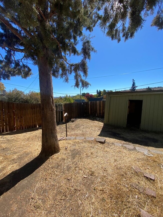 Building Photo - 2 bedroom, 1 bathroom house, fenced yard, ...