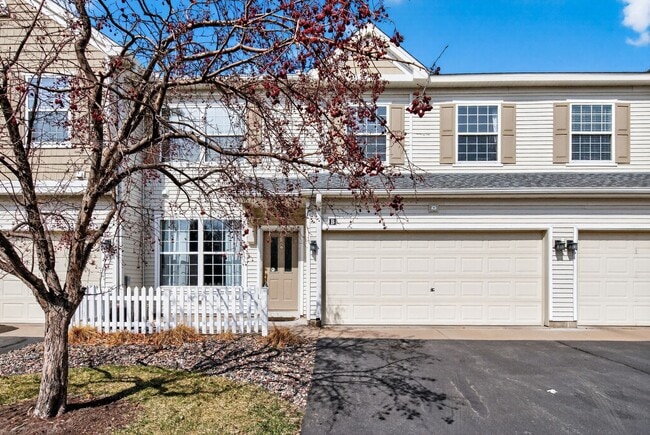 Building Photo - The Lakes Townhome