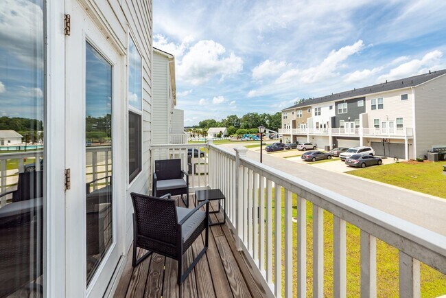 Building Photo - 4 Bedroom, 3.5 Bathroom Townhome in Foxbank Plantation - Moncks Corner