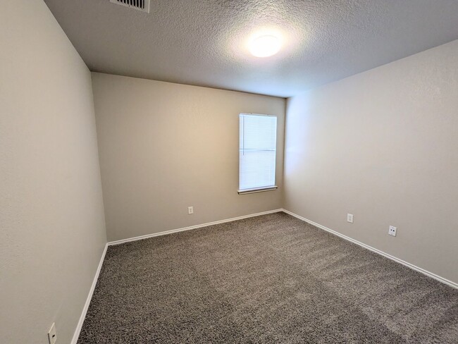 Building Photo - Very Nice 4 Bedroom Home In Convenient Northwest Location!