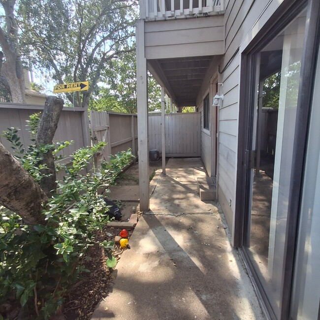 Building Photo - 3523 Tanglewilde St