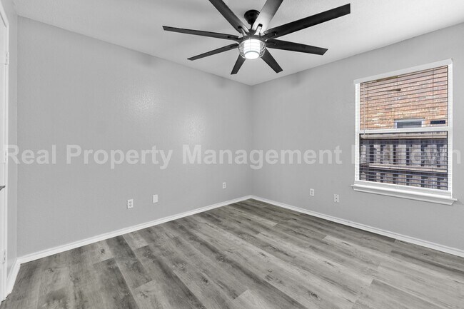 Building Photo - 2205 Bolivar Dr