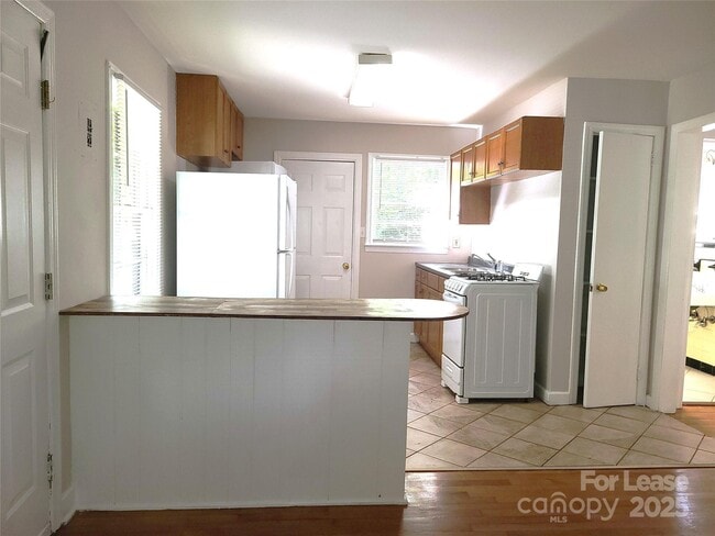 Building Photo - 2420 Shamrock Dr