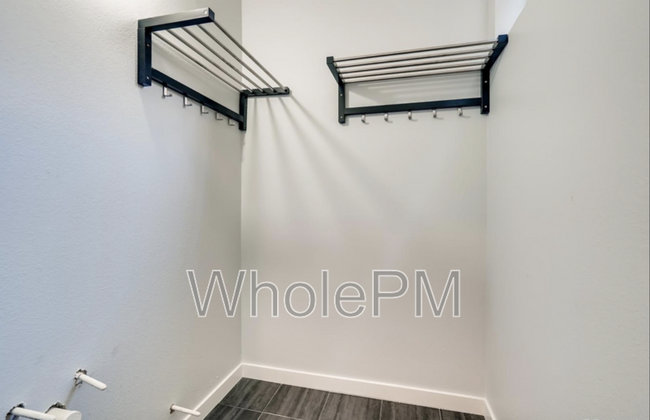 Building Photo - 2331 Glenarm Pl