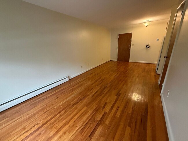 Building Photo - Beautifully-Maintained 1-Bedroom & Central...