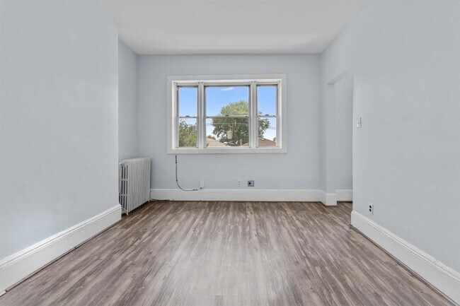 Building Photo - 122 Mallory Ave