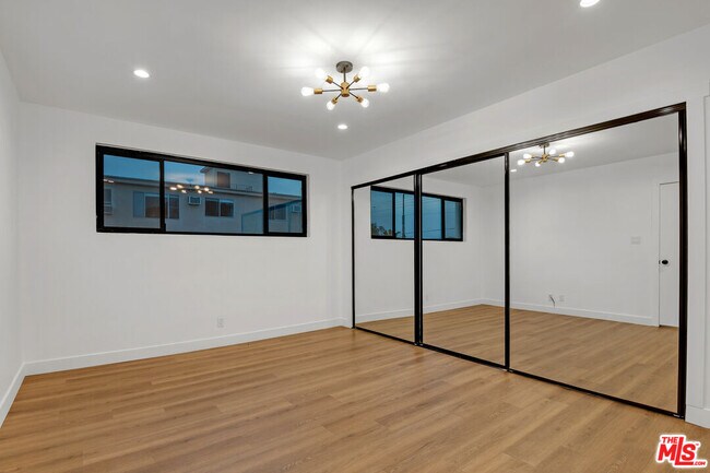 Building Photo - 950 Havenhurst Dr