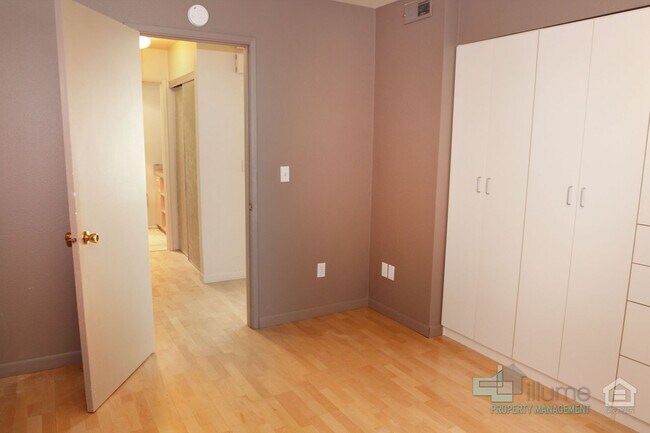 Building Photo - Condo Near OHSU with Huge Deck, Stunning Views and Parking