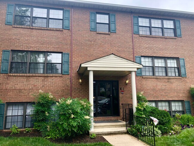 Building Photo - Updated 2Bed/2Bath Top-Floor Towson Condo ...