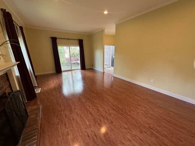 Building Photo - 642 Commons Dr