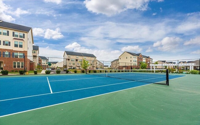 Building Photo - 3 level townhouse (newer construction) in Jefferson Place Community available early May!