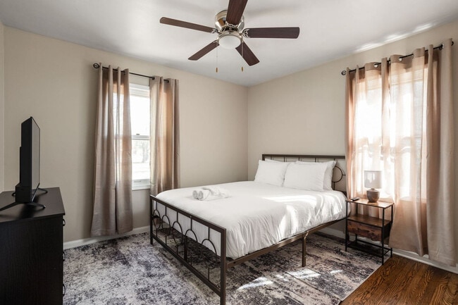 Building Photo - 2307 E 65th St