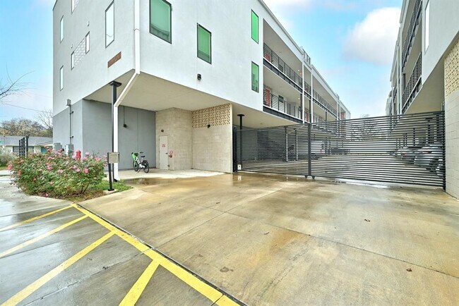 Building Photo - 2709 E 5th St.