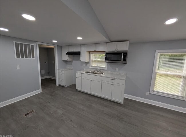 Building Photo - 344 Wilshire Dr