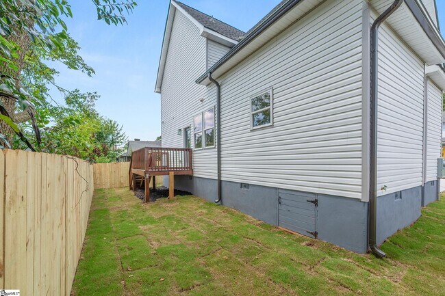 Building Photo - 305 Valley St