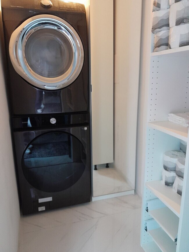 Building Photo - 5700 Saddlebrook Way