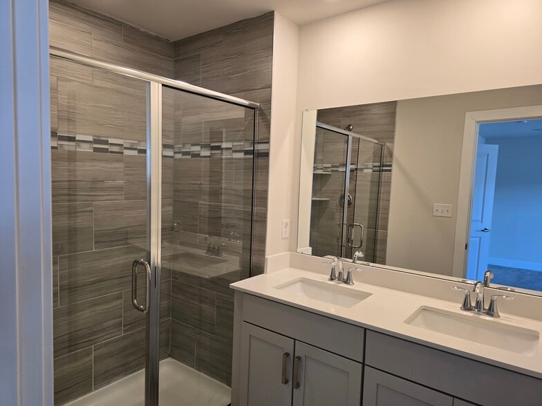 Building Photo - 226 Red Leaf Ln