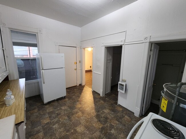 Building Photo - 620 NE Maple St