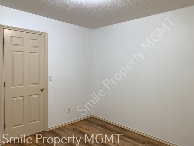 Building Photo - single house