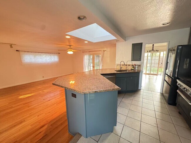 Building Photo - 1450 Meadow Ln
