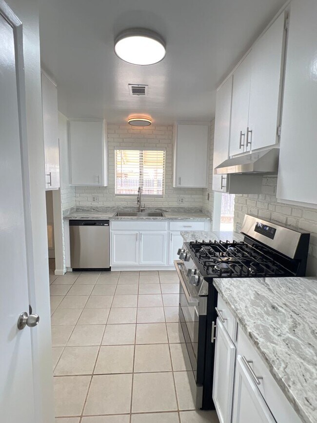 Building Photo - Northwest Bakersfield Home