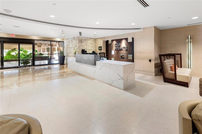 Building Photo - 2555 Collins Ave