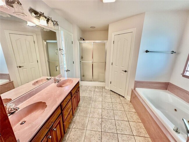 Building Photo - 602 SE Cambridge Pl