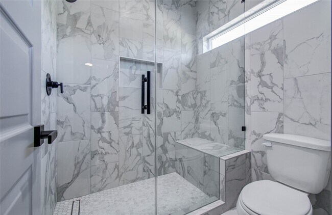 Building Photo - 837 S Victory Dr