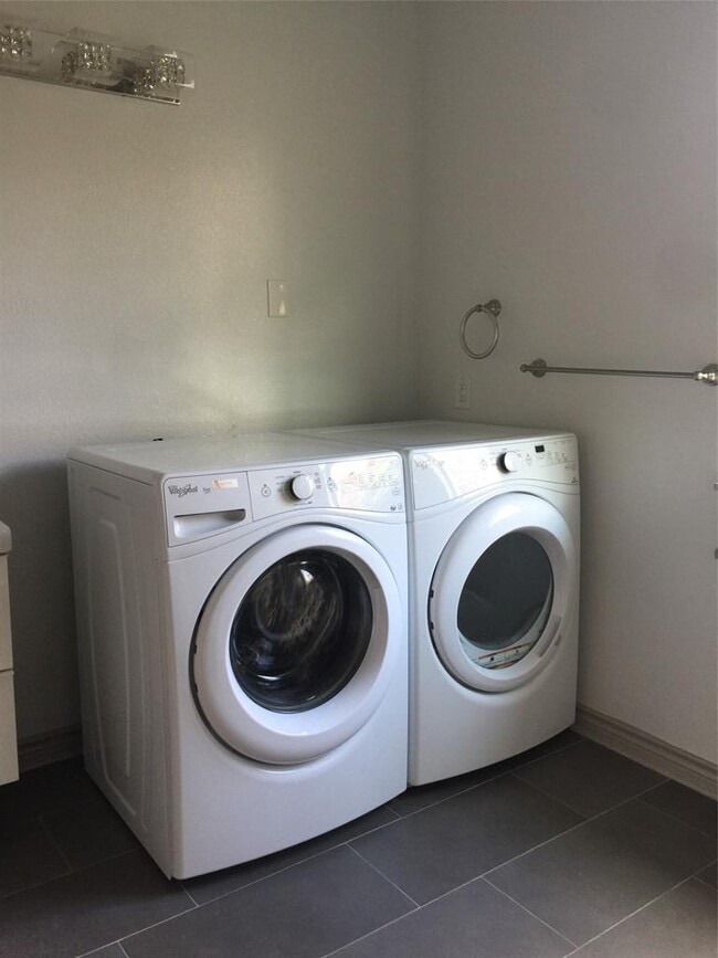 Building Photo - 615 W N Loop Blvd