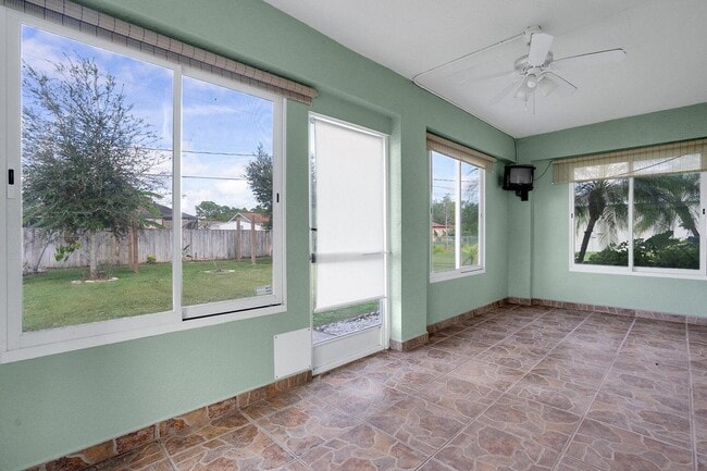 Building Photo - 707 NW Floresta Dr