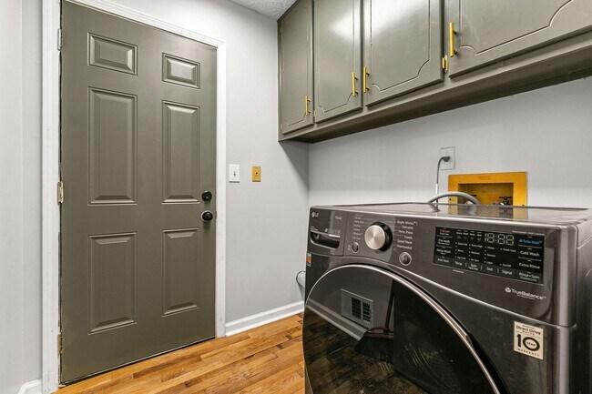 Building Photo - Fully Renovated Three Bedroom in the heart of Stockbridge!