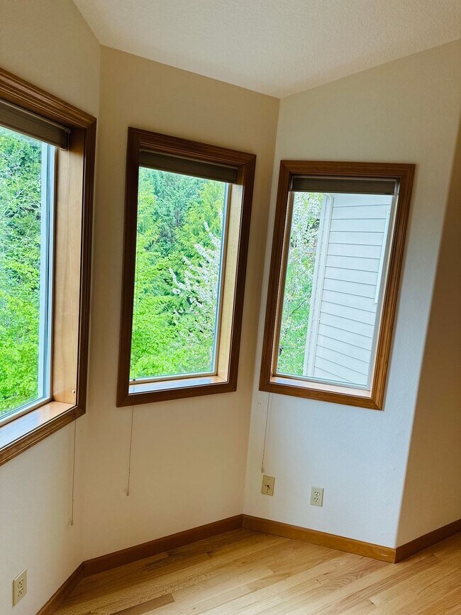 Building Photo - Stunning Custom Home with Beautiful Views