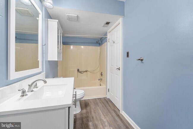 Building Photo - 1512 Roberts Way