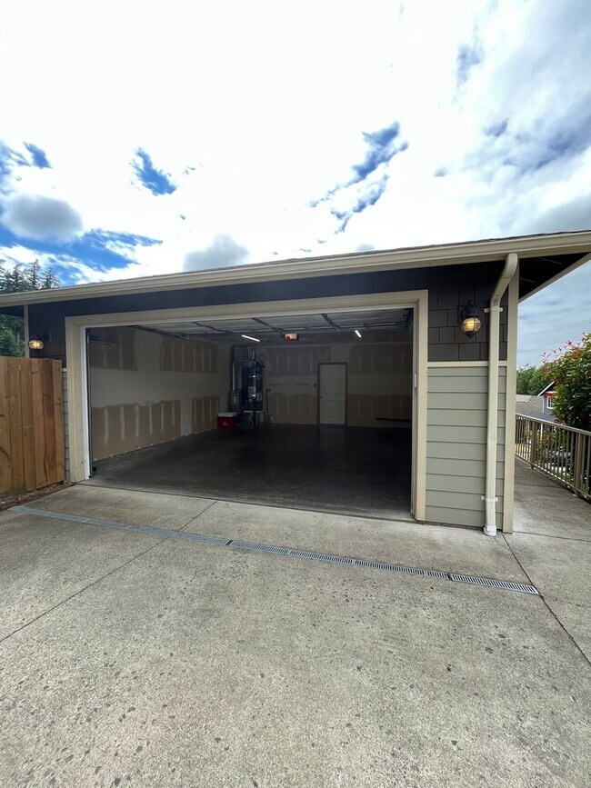 Building Photo - 3 Bed 2 Bath Single Story House with Garage