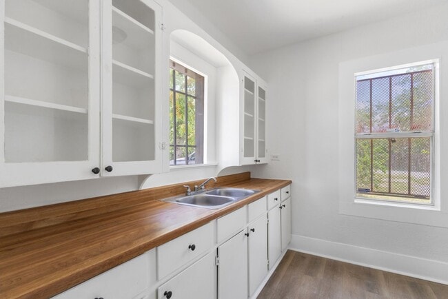 Building Photo - 843 Culebra Rd