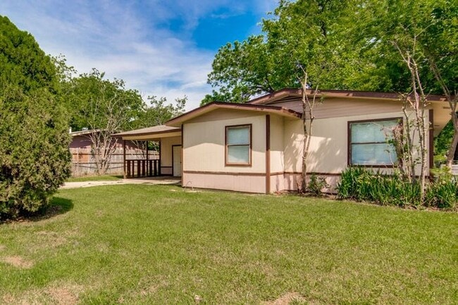 Building Photo - No Application Fees* $500 off 1st months r...