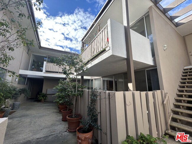 Building Photo - 833 Moraga Dr