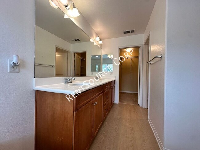 Building Photo - 3 Bedroom Townhome for Lease in Mariposa C...