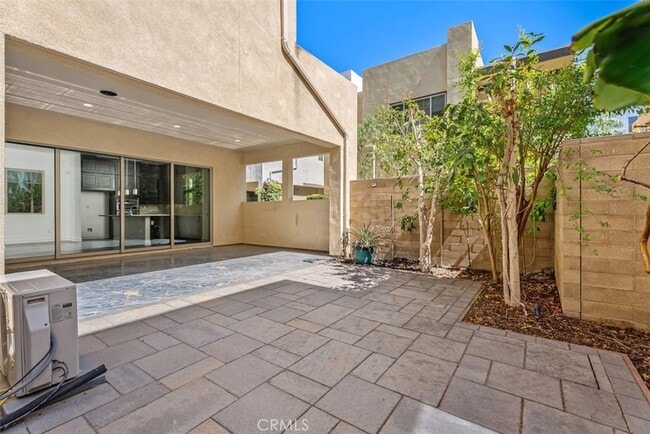 Building Photo - 123 Interval